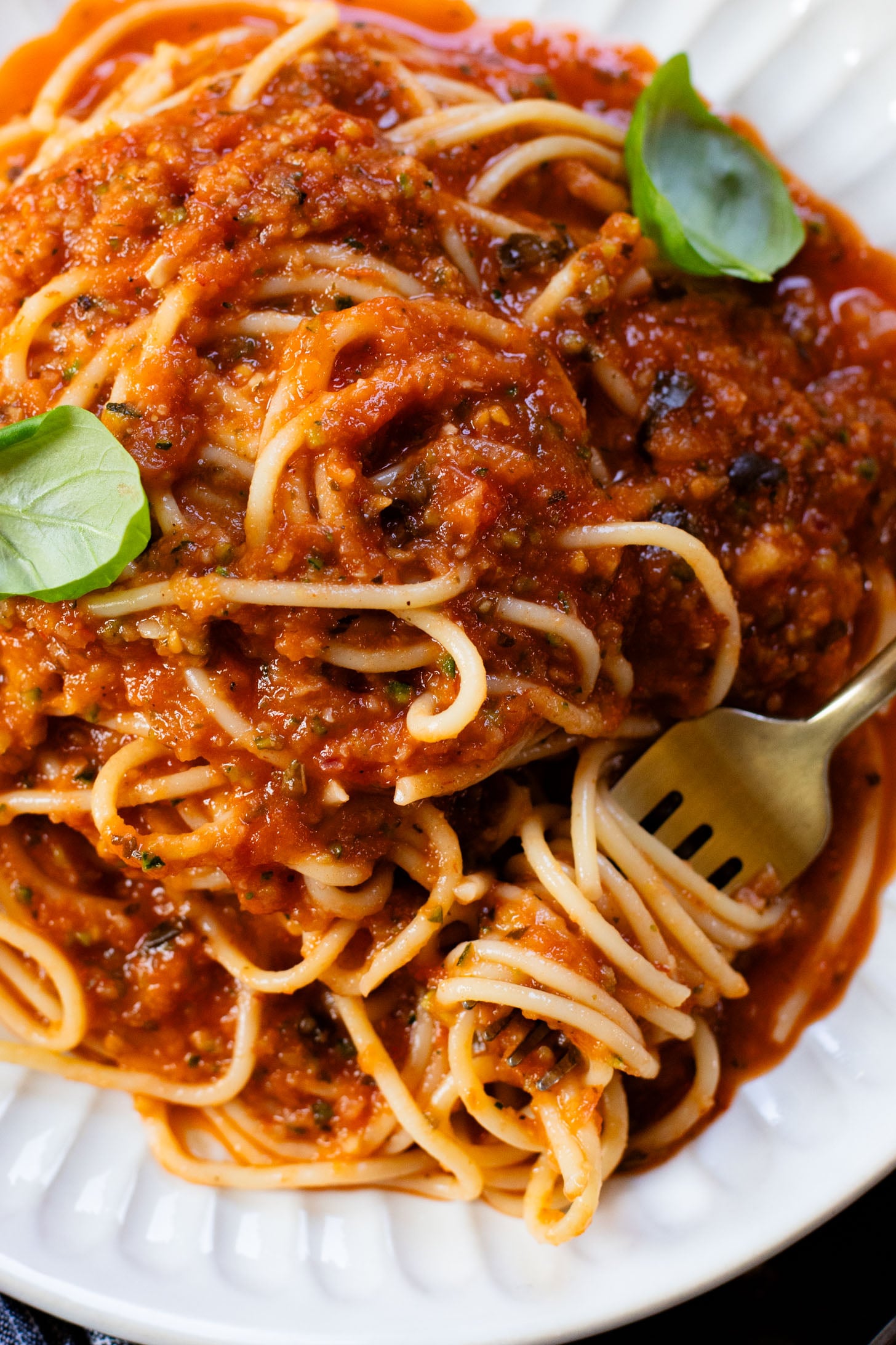 This Roasted Vegetable Marinara is the perfect recipe to sneak in some extra veggies to your dinner - baby-friendly and so good | ThisSavoryVegan.com