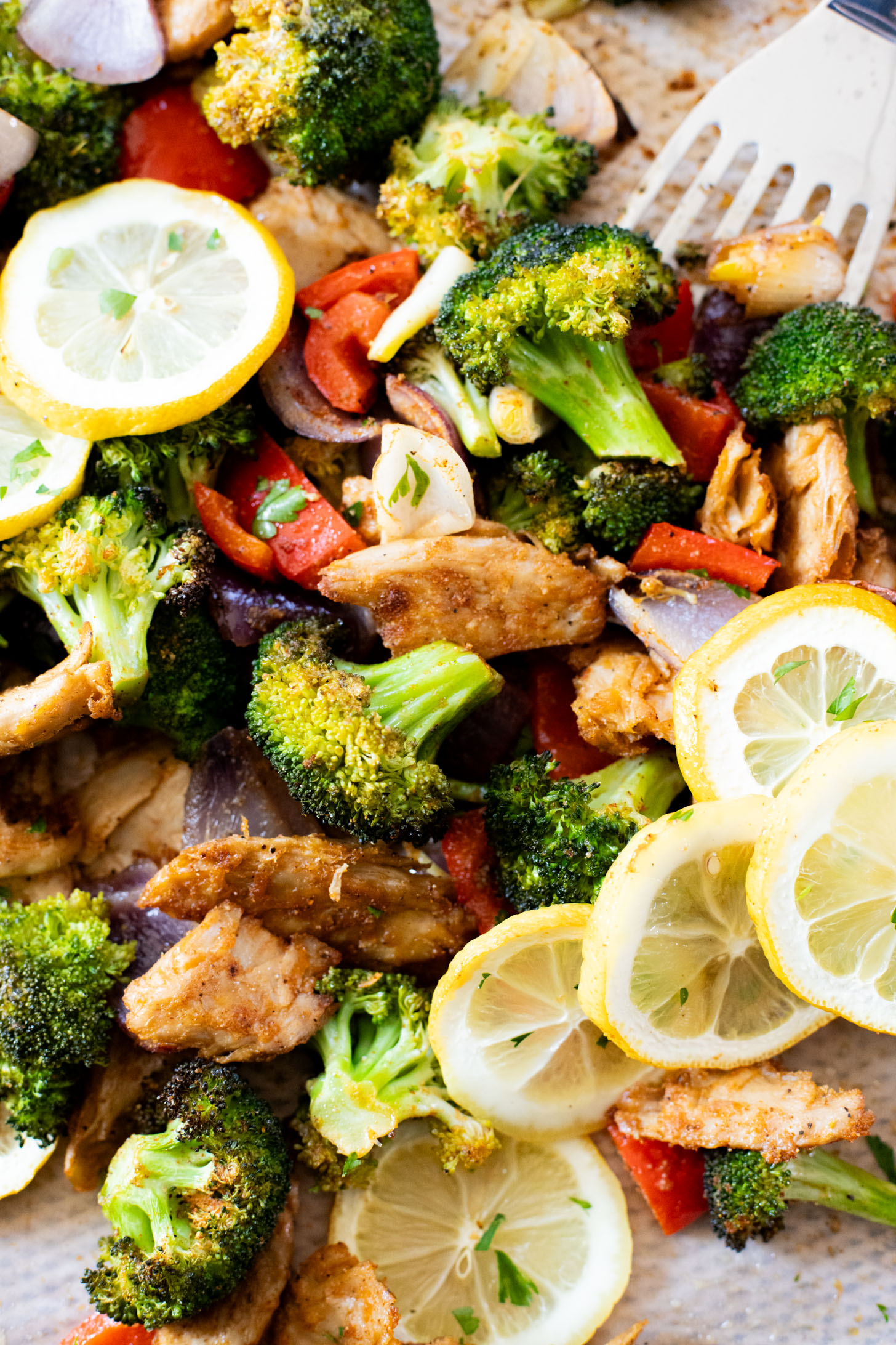 This Sheet Pan Vegan Chicken & Veggies is the perfect low-carb weeknight dinner! Ready in less than 30 minutes | ThisSavoryVegan.com