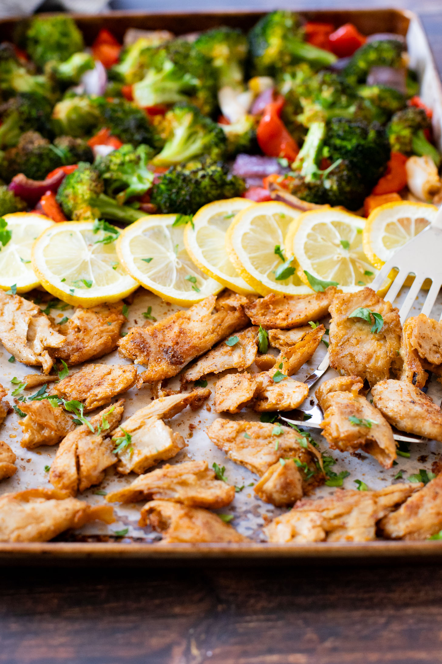 This Sheet Pan Vegan Chicken & Veggies is the perfect low-carb weeknight dinner! Ready in less than 30 minutes | ThisSavoryVegan.com