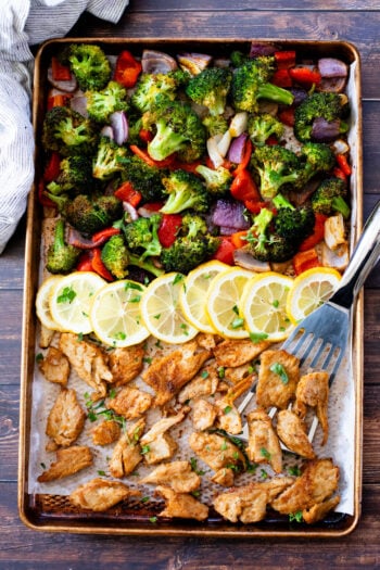 This Sheet Pan Vegan Chicken & Veggies is the perfect low-carb weeknight dinner! Ready in less than 30 minutes | ThisSavoryVegan.com