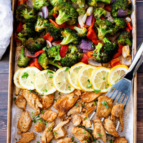 This Sheet Pan Vegan Chicken & Veggies is the perfect low-carb weeknight dinner! Ready in less than 30 minutes | ThisSavoryVegan.com