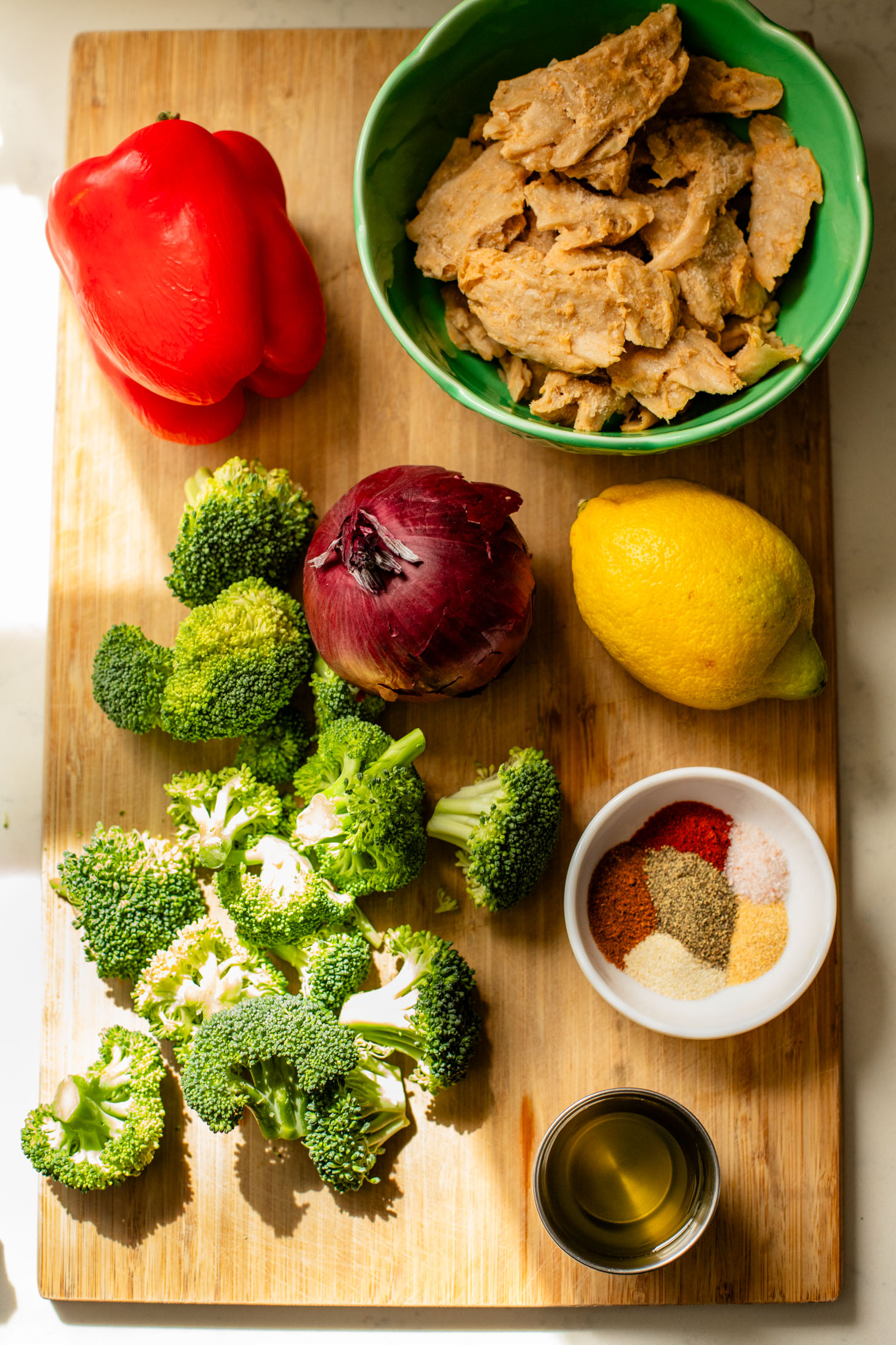 This Sheet Pan Vegan Chicken & Veggies is the perfect low-carb weeknight dinner! Ready in less than 30 minutes | ThisSavoryVegan.com