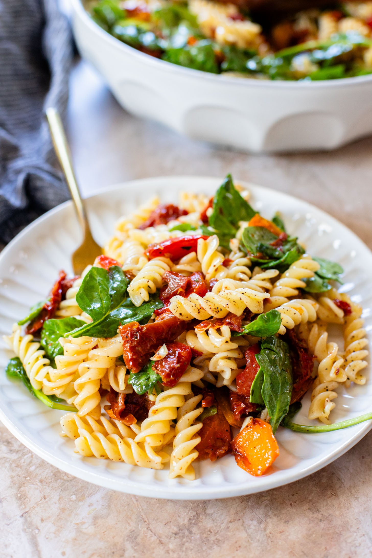 This Roasted Pepper Pasta Salad is simple but packed with flavor. Loaded with pasta, sun-dried tomatoes, roasted peppers and a light dressing | ThisSavoryVegan.com