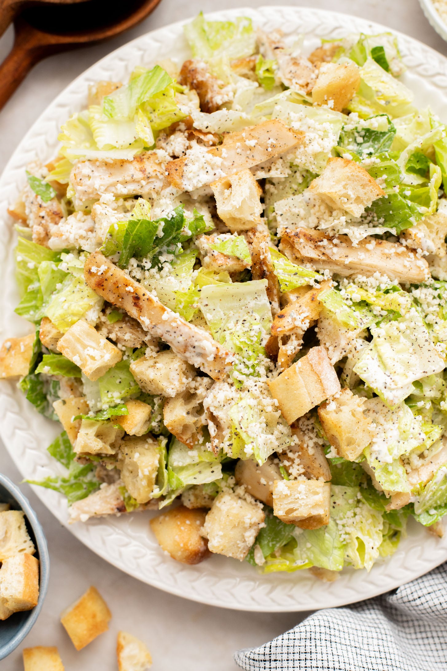 This is the BEST Vegan Chicken Caesar Salad! The dressing is creamy, the vegan chicken is crispy. The perfect lunch or dinner | ThisSavoryVegan.com