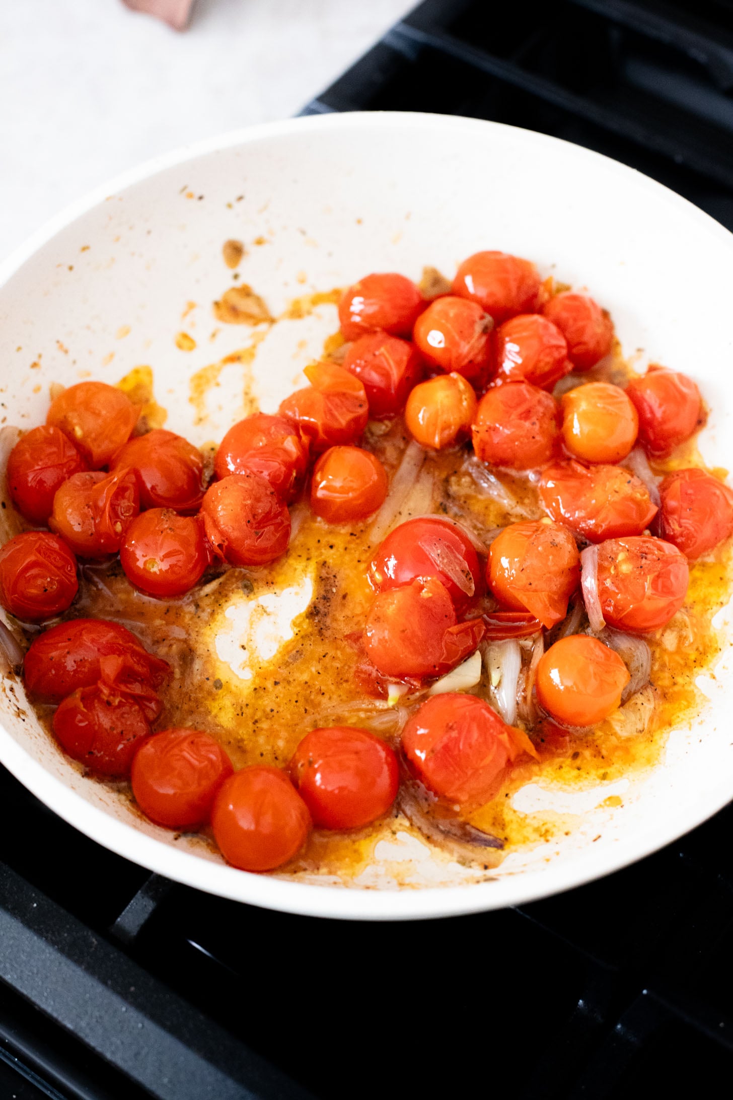 This Burst Tomato Pizza is 100% vegan and delicious! This pizza has simple ingredients but packs in TONS of flavor | ThisSavoryVegan.com