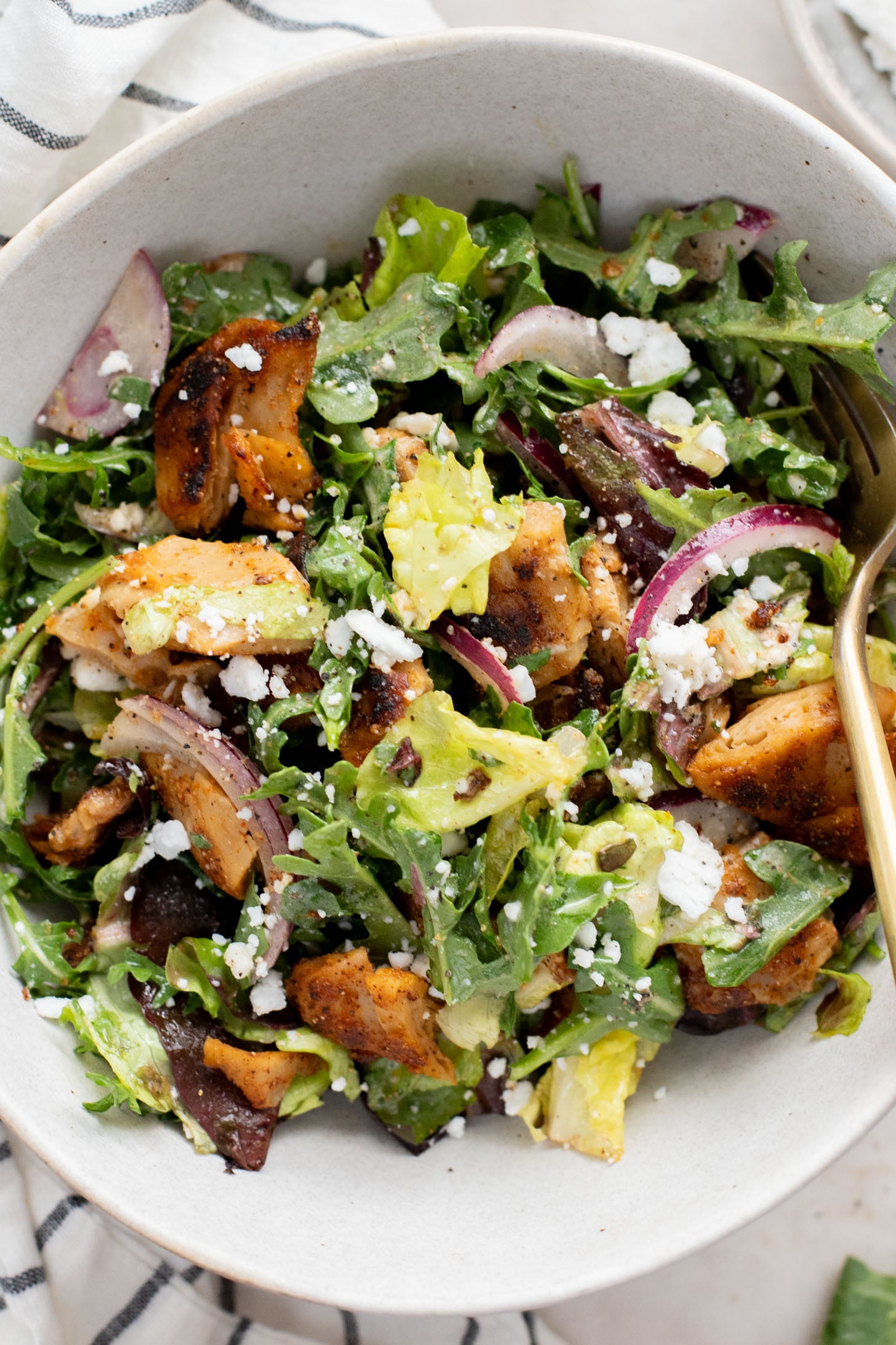 Busy moms unite! Rene's 8-Minute Salad is the vegan salad that all moms need for a quick lunch during nap time. Protein-packed and ready in 8 minutes | ThisSavoryVegan.com