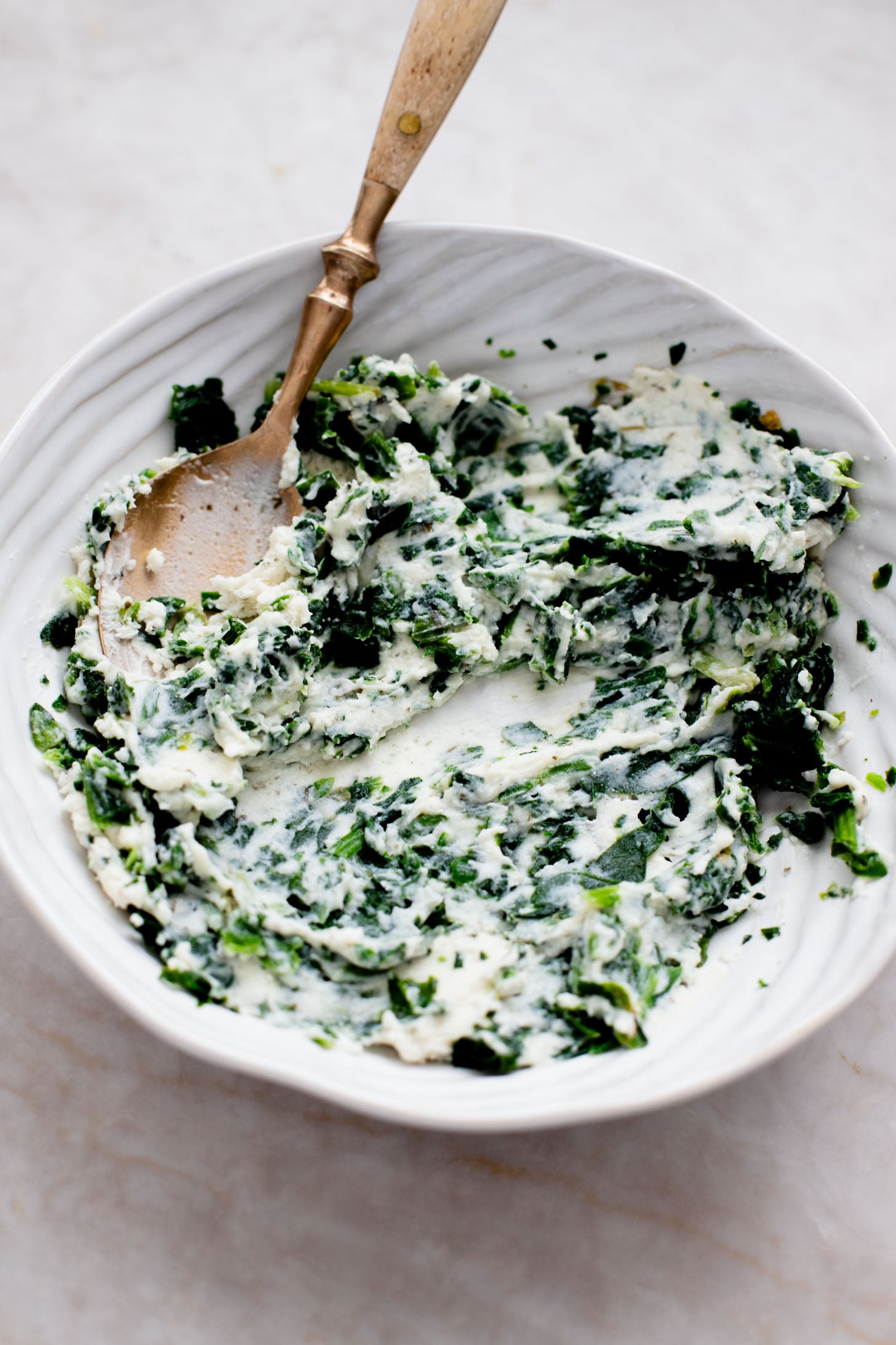These Spinach & Feta Pita Pizzas are the perfect quick vegan dinner. Made with just a few ingredients and ready in less than 30 minutes. Kid-friendly too | ThisSavoryVegan.com