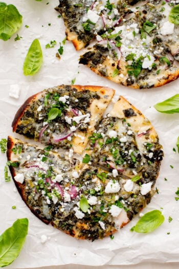 These Spinach & Feta Peta Pizzas are the perfect quick vegan dinner. Made with just a few ingredients and ready in less than 30 minutes. Kid-friendly too | ThisSavoryVegan.com