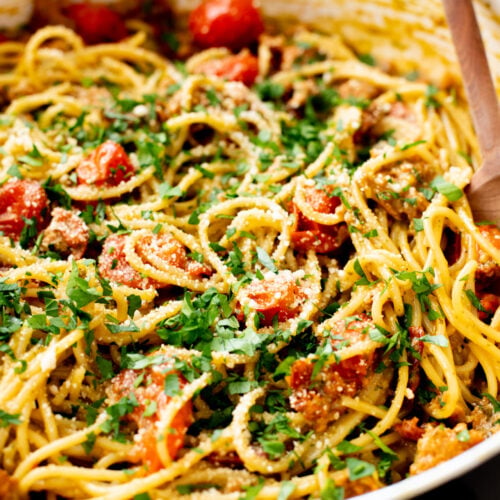 This One-Pot Vegan Sausage & Pesto Spaghetti is the perfect family dinner! Quick, easy and you only have one pan to wash | ThisSavoryVegan.com
